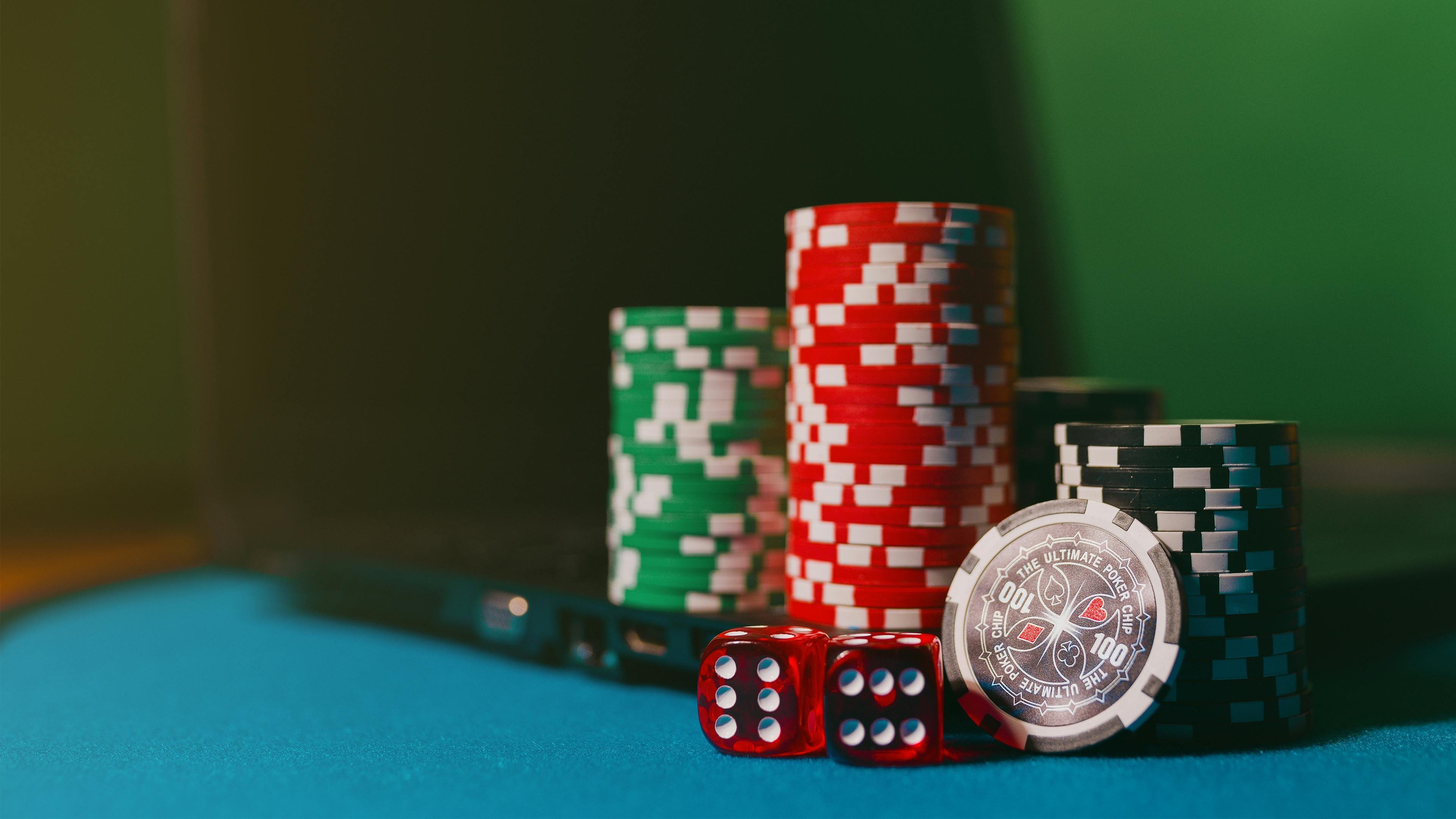 Platform yoktogel menampilkan tabel blackjack langsung, slot, dan pasar sportsbook Liga 1